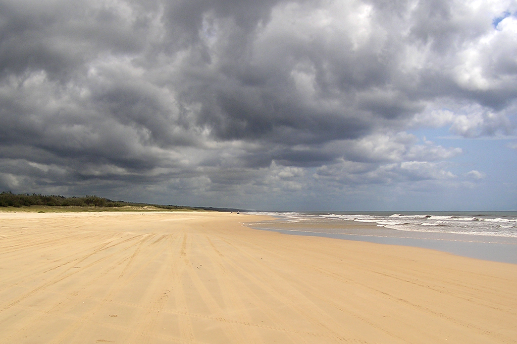 Fraser Island - Seventy five mile beach. Největší písečný ostrov na světě. Ač obloha vypadá hrůzostrašně, mrak přešel a bylo azuro...